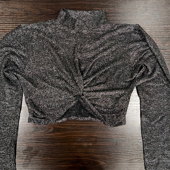 Tops - Super cute crop in granite / black